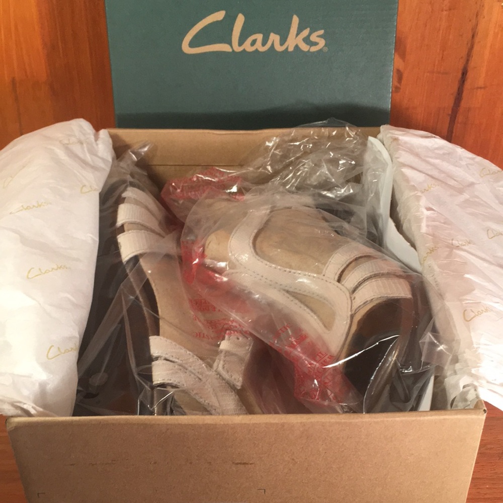 New Women’s Clarks size 7m sandals